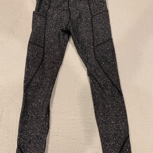 Lululemon Tight stuff tight ii, size 4, Luminescence splatter white black - Picture 5 of 10